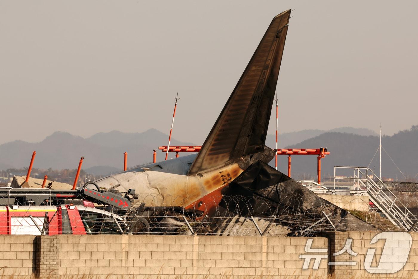 29일 오전 전남 무안국제공항 활주로에 여객기가 추락해 사고 수습이 이뤄지고 있다. 이날 오전 9시 7분쯤 승객과 승무원 181명을 태운 태국발 제주항공 7C2216편 항공기가 무안공항 착륙을 시도하던 중 활주로 외벽에 부딪혀 폭발했다. 2024.12.29/뉴스1 ⓒ News1 김태성 기자