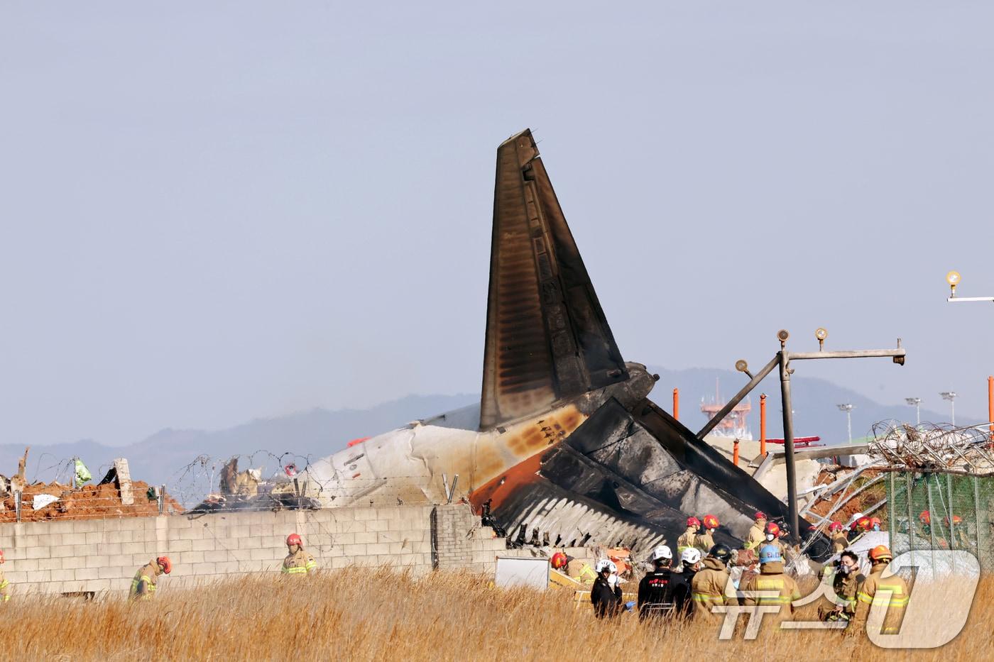 29일 오전 전남 무안국제공항 활주로에 여객기가 추락해 사고 수습이 이뤄지고 있다. 이날 오전 9시 7분쯤 승객과 승무원 181명을 태운 태국발 제주항공 7C2216편 항공기가 무안공항 착륙을 시도하던 중 활주로 외벽에 부딪혀 폭발했다. 2024.12.29/뉴스1 ⓒ News1 김태성 기자