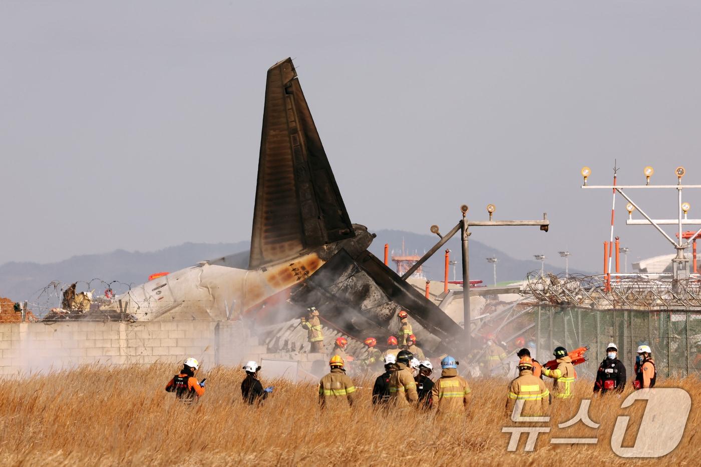 29일 오전 전남 무안국제공항 활주로에 여객기가 추락해 사고 수습이 이뤄지고 있다. 이날 오전 9시 7분쯤 승객과 승무원 181명을 태운 태국발 제주항공 7C2216편 항공기가 무안공항 착륙을 시도하던 중 활주로 외벽에 부딪혀 폭발했다. 2024.12.29/뉴스1 ⓒ News1 김태성 기자