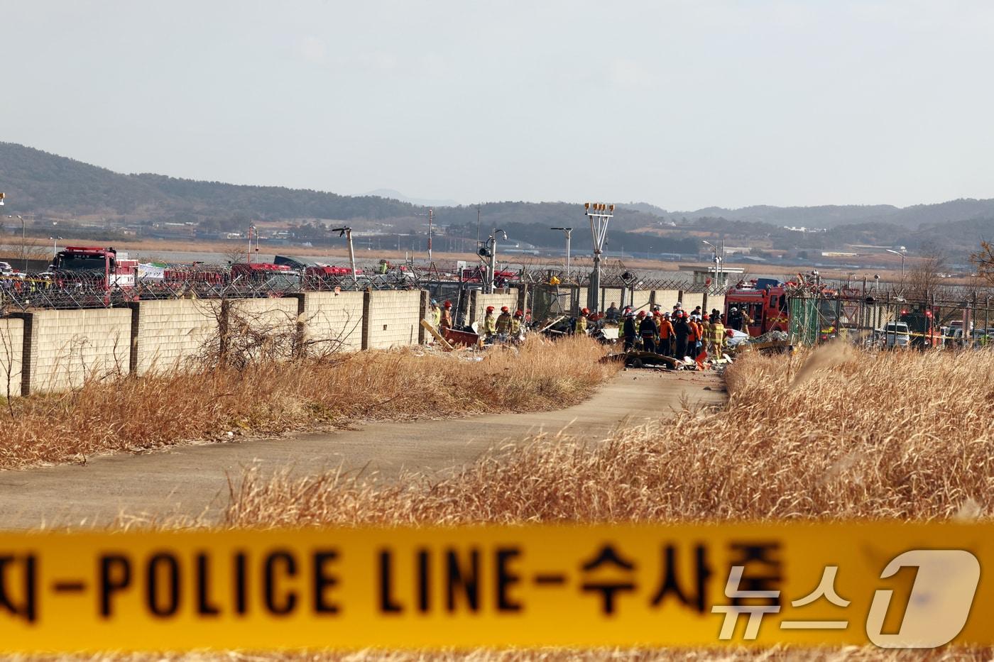 29일 오전 전남 무안국제공항 활주로에 여객기가 추락해 사고 수습이 이뤄지고 있다. 이날 오전 9시 7분쯤 승객과 승무원 181명을 태운 태국발 제주항공 7C2216편 항공기가 무안공항 착륙을 시도하던 중 활주로 외벽에 부딪혀 폭발했다. 2024.12.29/뉴스1 ⓒ News1 김태성 기자