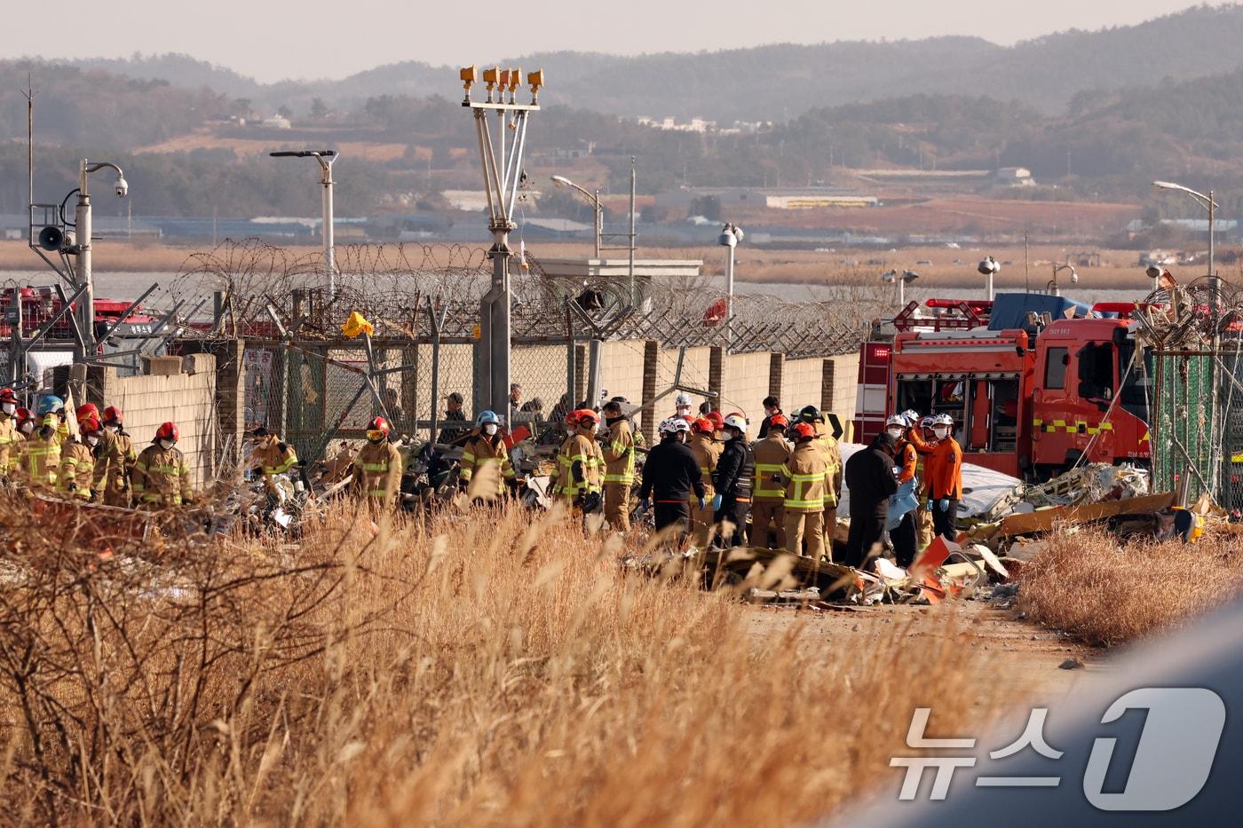 29일 오전 전남 무안국제공항 활주로에 여객기가 추락해 사고 수습이 이뤄지고 있다. 이날 오전 9시 7분쯤 승객과 승무원 181명을 태운 태국발 제주항공 7C2216편 항공기가 무안공항 착륙을 시도하던 중 활주로 외벽에 부딪혀 폭발했다. 2024.12.29/뉴스1 ⓒ News1 김태성 기자