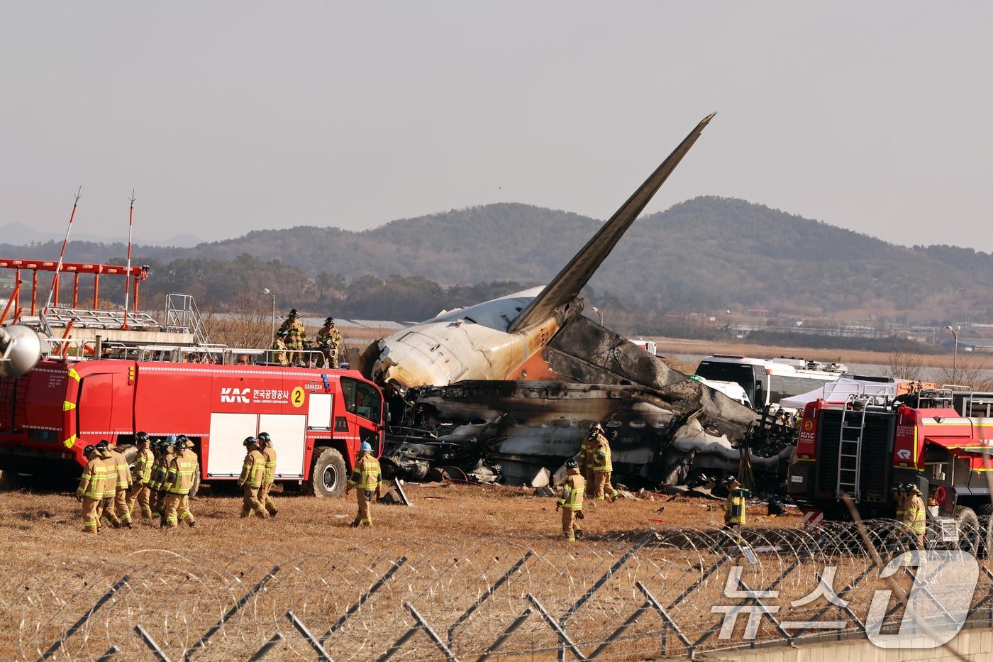 29일 오전 전남 무안국제공항 활주로에 여객기가 추락해 사고 수습이 이뤄지고 있다. 이날 오전 9시 7분쯤 승객과 승무원 181명을 태운 태국발 제주항공 7C2216편 항공기가 무안공항 착륙을 시도하던 중 활주로 외벽에 부딪혀 폭발했다. 2024.12.29/뉴스1 ⓒ News1 김태성 기자