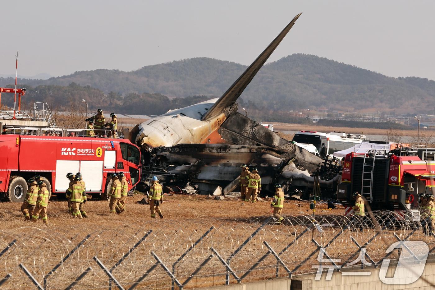 29일 오전 전남 무안국제공항 활주로에 여객기가 추락해 사고 수습이 이뤄지고 있다. 이날 오전 9시 7분쯤 승객과 승무원 181명을 태운 태국발 제주항공 7C2216편 항공기가 무안공항 착륙을 시도하던 중 활주로 외벽에 부딪혀 폭발했다. 2024.12.29/뉴스1 ⓒ News1 김태성 기자