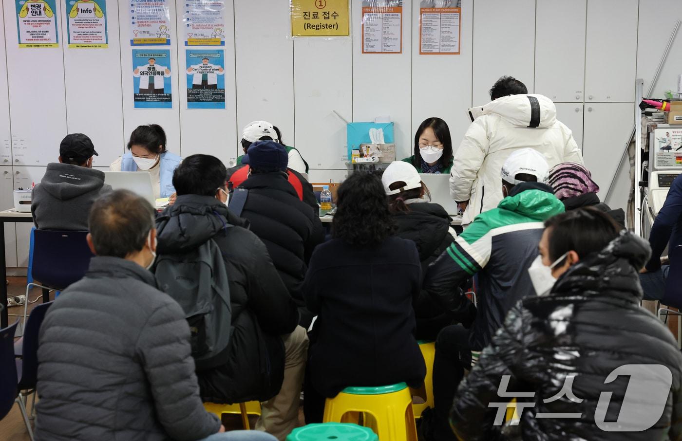 의료진들이 지난해 12월 29일 서울 성북구 라파엘센터에서 소외계층을 대상으로 진료를 하고 있다. 2024.12.29/뉴스1 ⓒ News1 송원영 기자