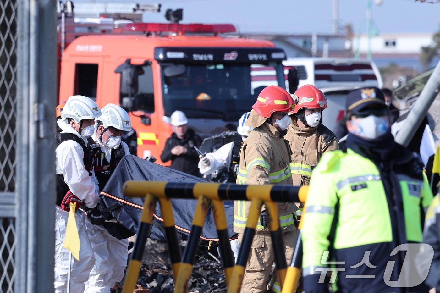 29일 오전 9시 3분께 전남 무안국제공항에서 181명이 탑승한 여객기가 추락해 소방대원들이 사고 수습 작업을 하고 있다. 사고가 난 항공기는 방콕발 제주항공 2216편으로, 랜딩기어 고장으로 동체 착륙하던 중 사고가 난 것으로 파악되고 있다. 소방당국은 긴급 브리핑을 열고 &#34;여객기에 탑승한 181명 중 구조자 2명을 제외한 인원이 모두 사망한 것으로 추정된다＂며 ＂총력을 다해 수습 작업을 진행 중＂이라고 밝혔다. 2024.12.29/뉴스1 ⓒ News1 김성진 기자