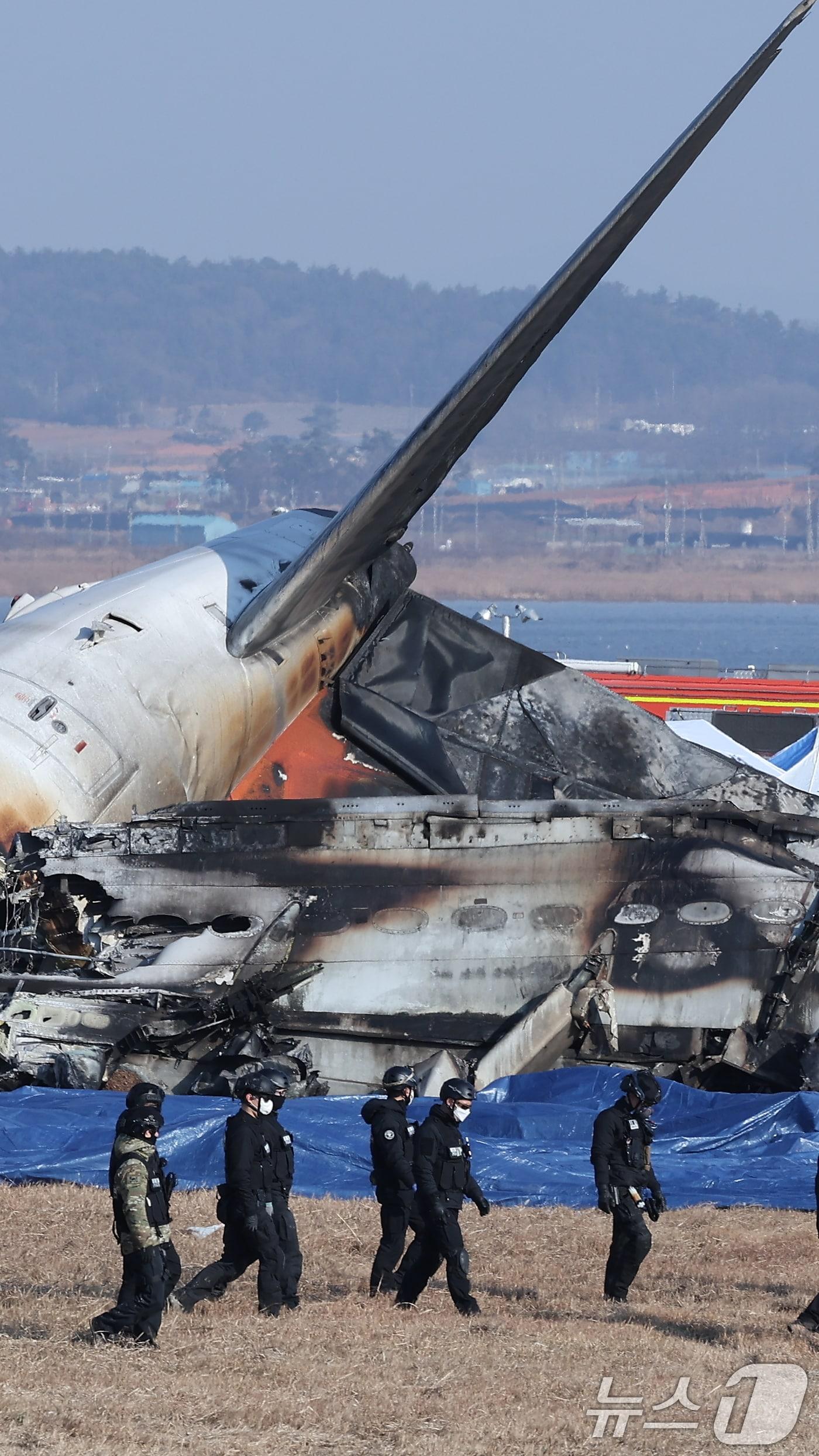 29일 오전 9시 3분께 전남 무안국제공항에서 181명이 탑승한 여객기가 추락해 소방대원들이 사고 수습 작업을 하고 있다. 2024.12.29/뉴스1 ⓒ News1 김성진 기자