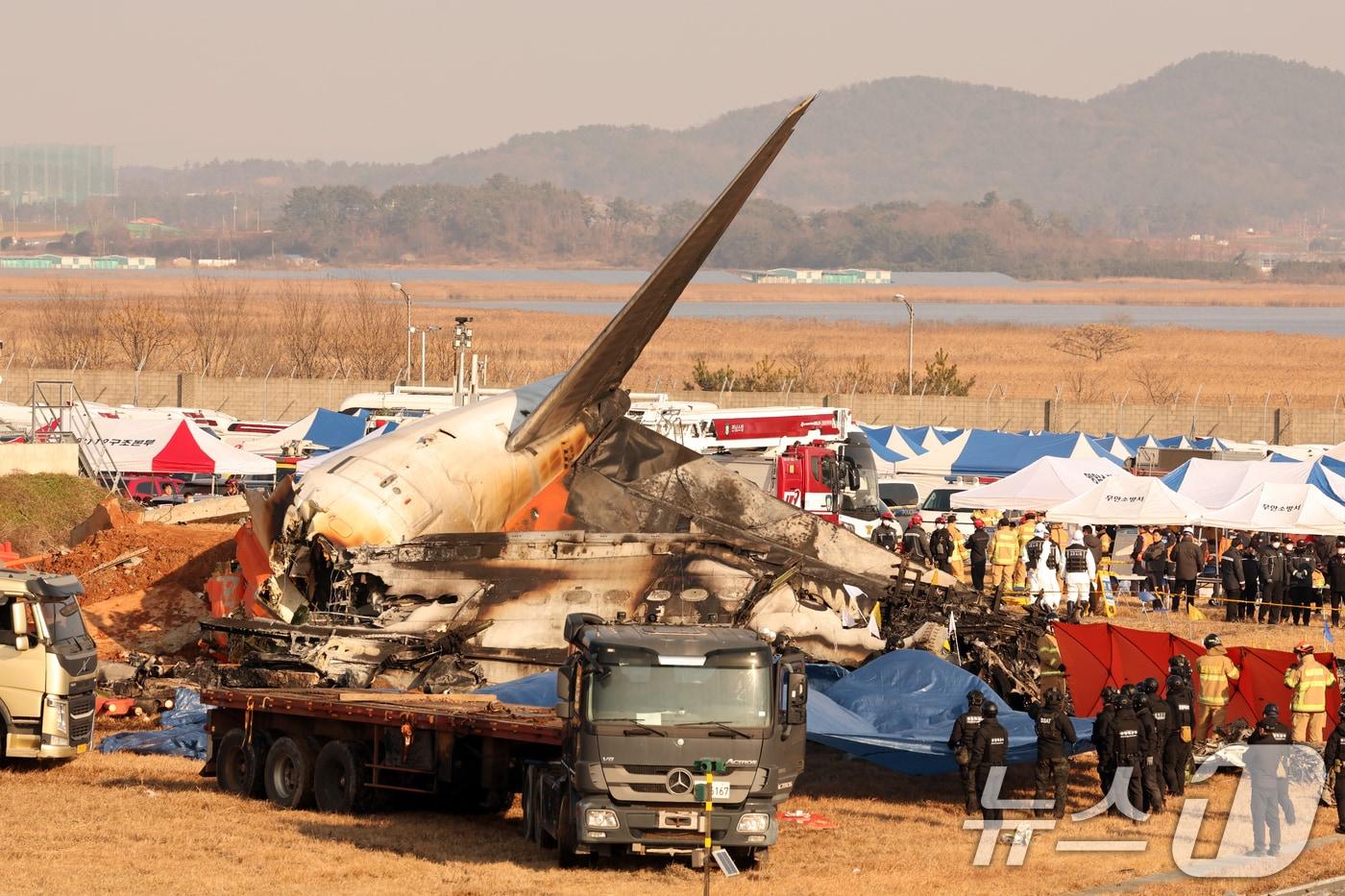 29일 전남 무안국제공항 활주로에 여객기가 추락해 사고 수습이 이뤄지고 있다. 이날 오전 9시 7분쯤 승객과 승무원 181명을 태운 태국발 제주항공 7C2216편 항공기가 무안공항 착륙을 시도하던 중 활주로 외벽에 부딪혀 폭발했다. 2024.12.29/뉴스1 ⓒ News1 김태성 기자