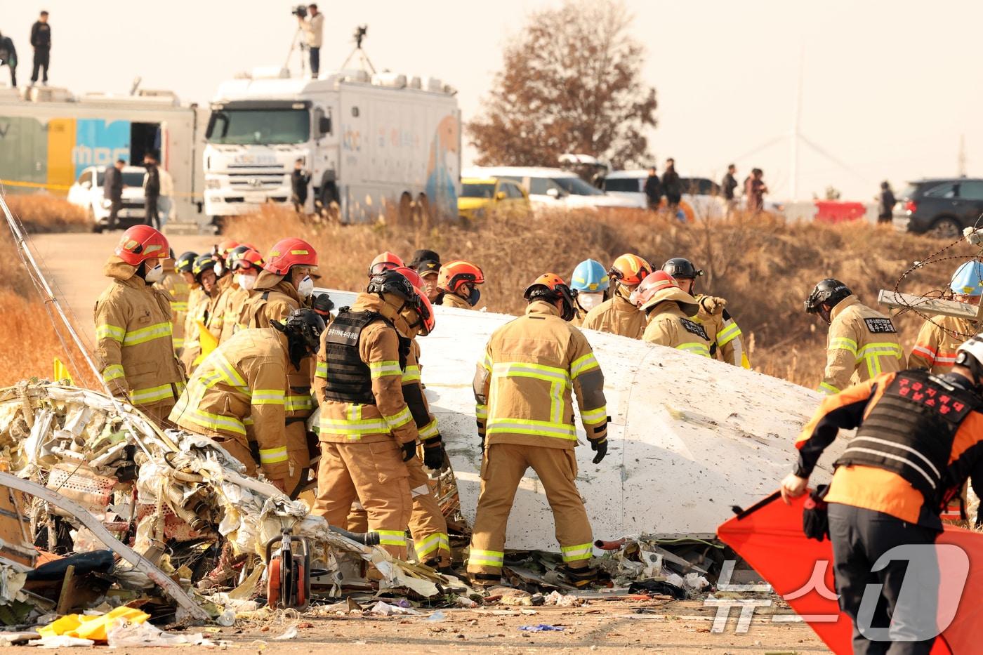 29일 전남 무안국제공항 활주로에 여객기가 추락해 사고 수습이 이뤄지고 있다. 이날 오전 9시 7분쯤 승객과 승무원 181명을 태운 태국발 제주항공 7C2216편 항공기가 무안공항 착륙을 시도하던 중 활주로 외벽에 부딪혀 폭발했다. 2024.12.29/뉴스1 ⓒ News1 김태성 기자