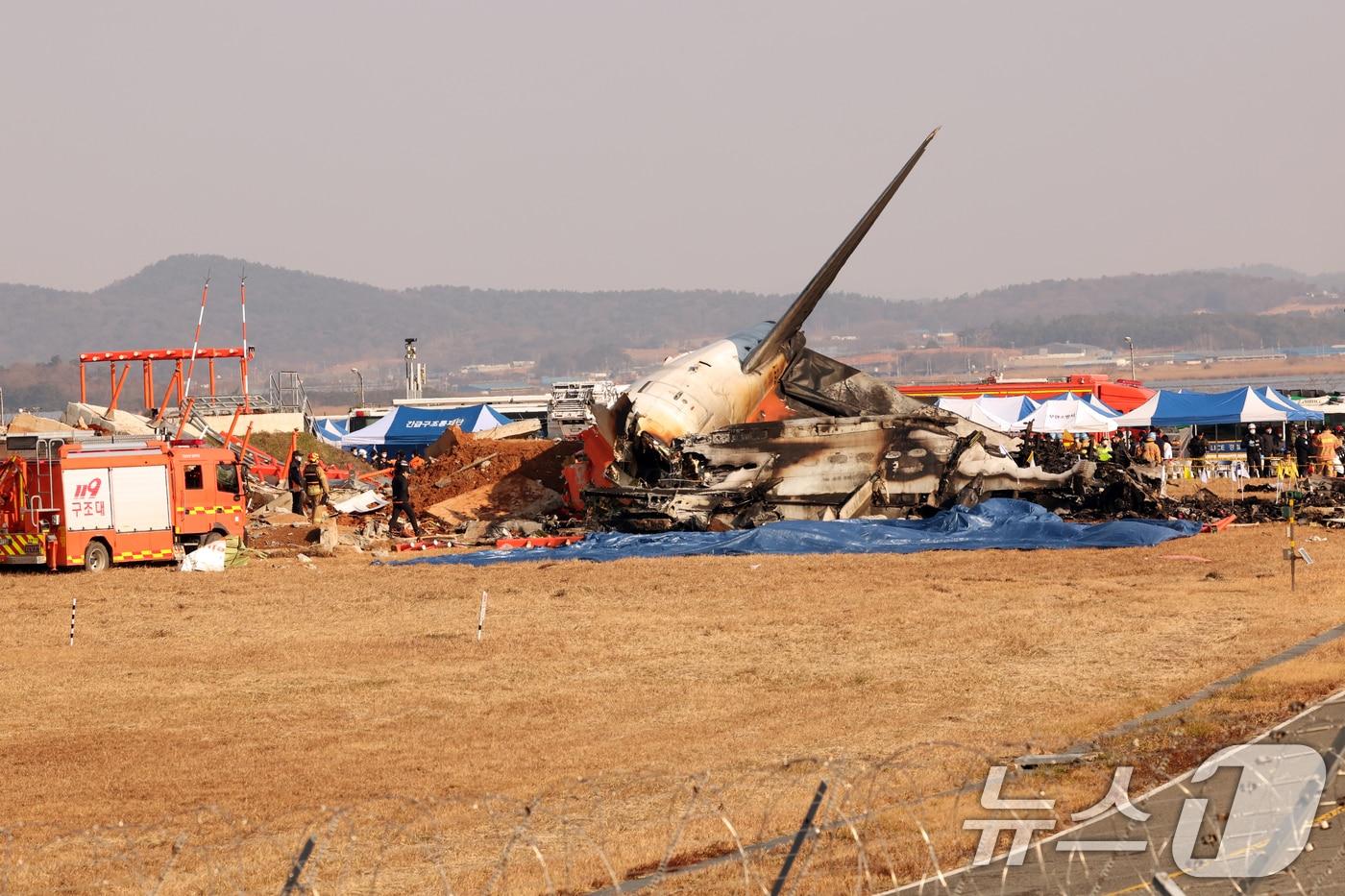 29일 전남 무안국제공항 활주로에 여객기가 추락해 사고 수습이 이뤄지고 있다. 이날 오전 9시 7분쯤 승객과 승무원 181명을 태운 태국발 제주항공 7C2216편 항공기가 무안공항 착륙을 시도하던 중 활주로 외벽에 부딪혀 폭발했다. 2024.12.29/뉴스1 ⓒ News1 김태성 기자