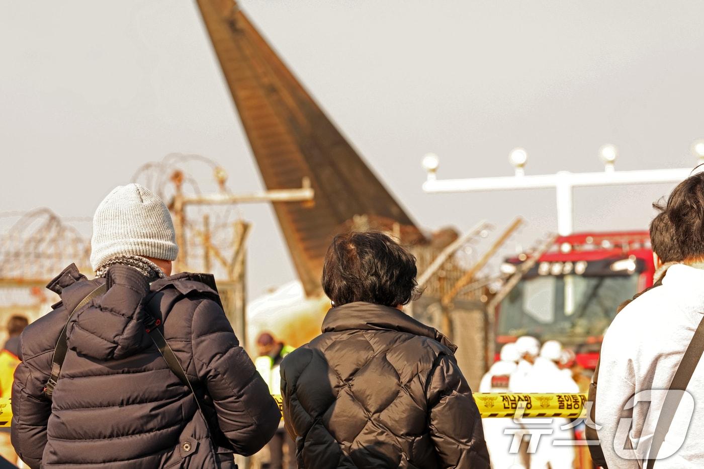 29일 전남 무안국제공항 활주로에 여객기가 추락해 사고 수습이 이뤄지는 현장에서 실종자 가족이 상황을 지켜보고 있다. 이날 오전 9시 7분쯤 승객과 승무원 181명을 태운 태국발 제주항공 7C2216편 항공기가 무안공항 착륙을 시도하던 중 활주로 외벽에 부딪혀 폭발했다. 2024.12.29/뉴스1 ⓒ News1 김태성 기자