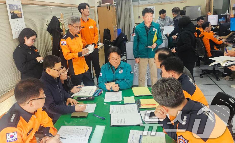 강기정 광주시장이 29일 오전 시청 119 종합상황실에서 태국발 무안행 제주항공 참사와 관련해 상황 판단회의를 하고 있다.&#40;광주시 제공&#41;2024.12.29/뉴스1 