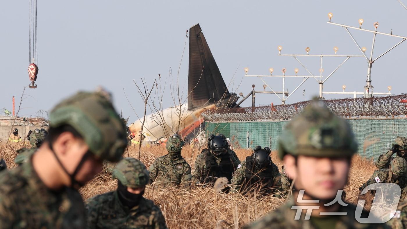 29일 오전 9시 3분께 전남 무안국제공항에서 181명이 탑승한 여객기가 추락해 군 병력이 사고 현장 주변을 수색하고 있다. 사고가 난 항공기는 방콕발 제주항공 2216편으로, 랜딩기어 고장으로 동체 착륙하던 중 사고가 난 것으로 파악되고 있다. 소방당국은 긴급 브리핑을 열고 &#34;여객기에 탑승한 181명 중 구조자 2명을 제외한 인원이 모두 사망한 것으로 추정된다＂며 ＂총력을 다해 수습 작업을 진행 중＂이라고 밝혔다. 2024.12.29/뉴스1 ⓒ News1 김성진 기자