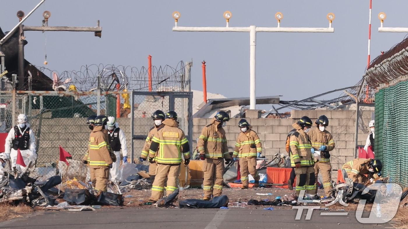 29일 오전 9시 3분께 전남 무안국제공항에서 181명이 탑승한 여객기가 추락해 소방대원들이 사고 수습 작업을 하고 있다. 2024.12.29/뉴스1 ⓒ News1 김성진 기자