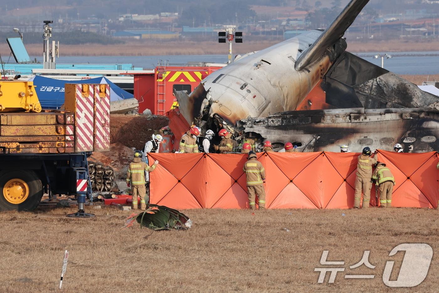 29일 오전 9시 3분께 전남 무안국제공항에서 181명이 탑승한 여객기가 추락해 소방대원들이 사고 수습 작업을 하고 있다. 사고가 난 항공기는 방콕발 제주항공 2216편으로, 랜딩기어 고장으로 동체 착륙하던 중 사고가 난 것으로 파악되고 있다. 소방당국은 긴급 브리핑을 열고 &#34;여객기에 탑승한 181명 중 구조자 2명을 제외한 인원이 모두 사망한 것으로 추정된다＂며 ＂총력을 다해 수습 작업을 진행 중＂이라고 밝혔다. 2024.12.29/뉴스1 ⓒ News1 김성진 기자