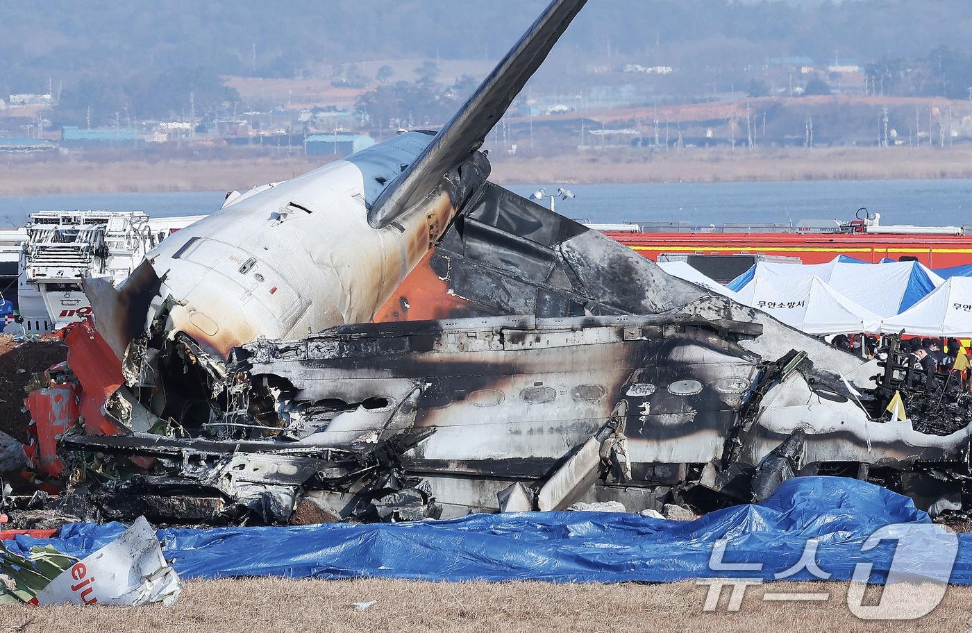 29일 오전 9시 3분께 전남 무안국제공항에서 181명이 탑승한 여객기가 추락해 소방대원들이 사고 수습 작업을 하고 있다. 사고가 난 항공기는 방콕발 제주항공 2216편으로, 랜딩기어 고장으로 동체 착륙하던 중 사고가 난 것으로 파악되고 있다. 2024.12.29/뉴스1 ⓒ News1 김성진 기자