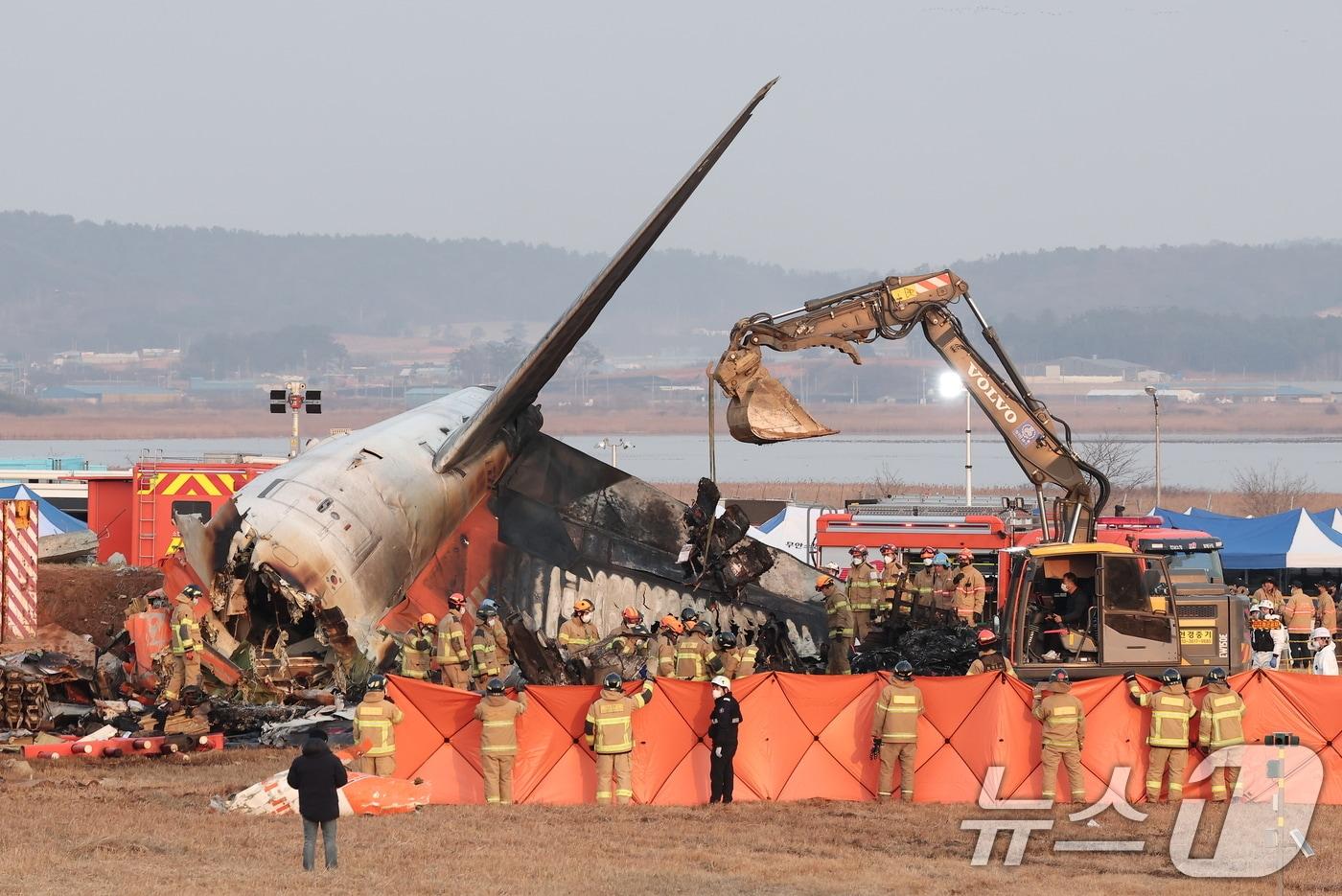 29일 오전 9시 3분께 전남 무안국제공항에서 181명이 탑승한 여객기가 추락해 소방대원들이 사고 수습 작업을 하고 있다. 사고가 난 항공기는 방콕발 제주항공 2216편으로, 랜딩기어 고장으로 동체 착륙하던 중 사고가 난 것으로 파악되고 있다. 2024.12.29/뉴스1 ⓒ News1 김성진 기자