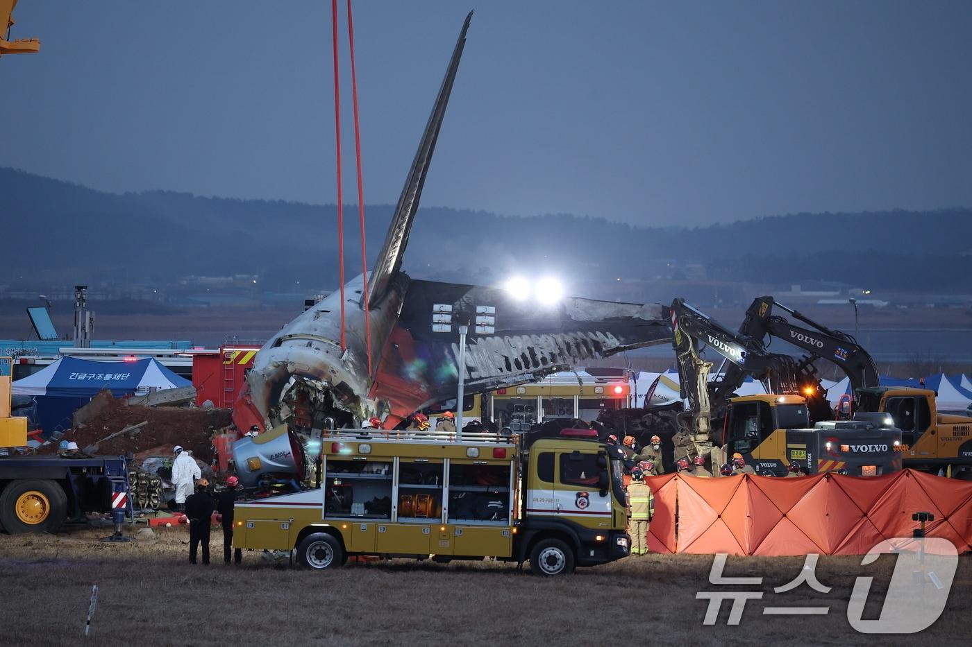 29일 오전 9시 3분께 전남 무안국제공항에서 181명이 탑승한 여객기가 추락해 소방대원들이 사고 수습 작업을 하고 있다.  2024.12.29/뉴스1 ⓒ News1 김성진 기자