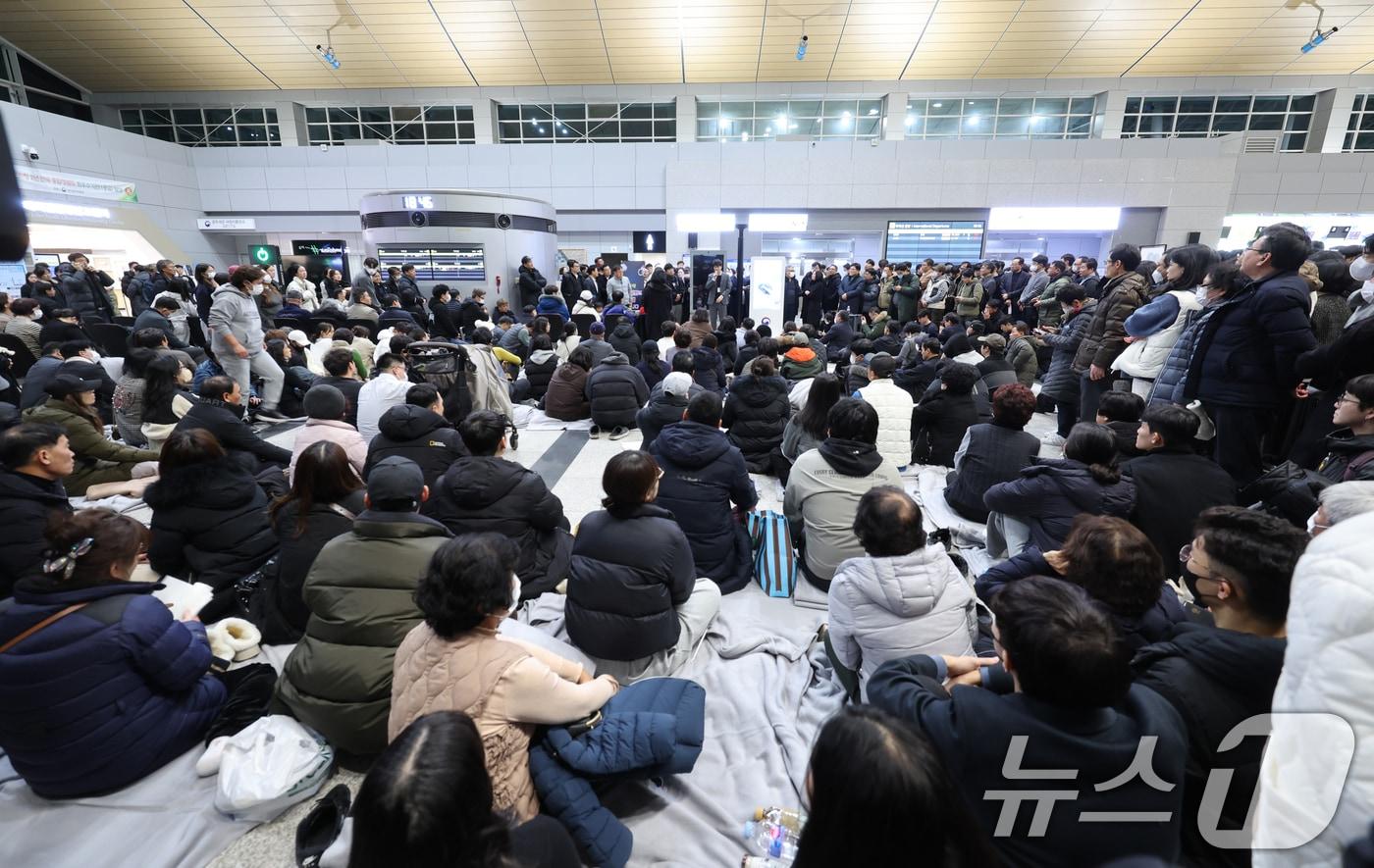 29일 전남 무안국제공항에서 국토부와 소방서 관계자들이 여객기 추락 사고 유가족들에게 현장 브리핑을 하고 있다. 2024.12.29/뉴스1 ⓒ News1 김태성 기자