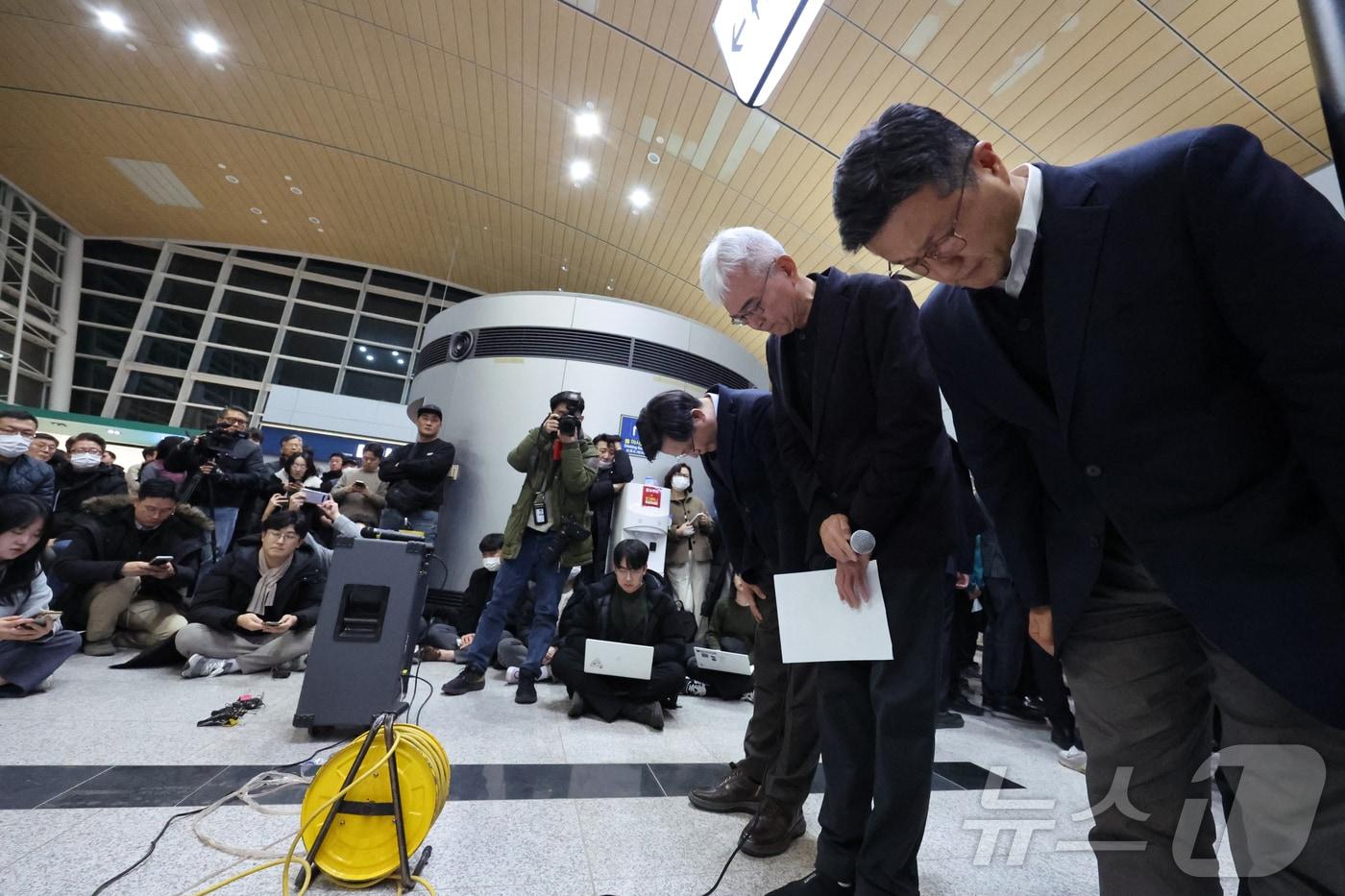 김이배 제주항공 대표 등 경영진이 29일 전남 무안군 무안국제공항에서 여객기 사고와 관련해 유가족들에게 사과하고 있다. &#40;공동취재&#41; 2024.12.29/뉴스1 ⓒ News1 김태성 기자