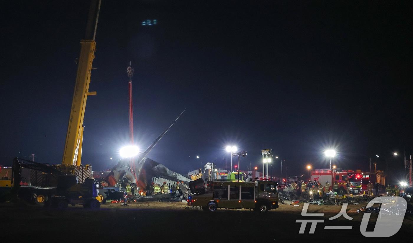 29일 오후 181명이 탑승한 제주항공 여객기가 추락한 전남 무안국제공항에서 소방대원들이 사고 수습 작업을 하고 있다. 사고가 난 항공기는 방콕을 출발해 이날 오전 9시 무안국제공항에 도착 예정이던 제주항공 2216편으로 사고 여객기는 랜딩기어 고장으로 동체 착륙하던 중 사고가 난 것으로 파악되고 있다. 2024.12.29/뉴스1 ⓒ News1 김성진 기자