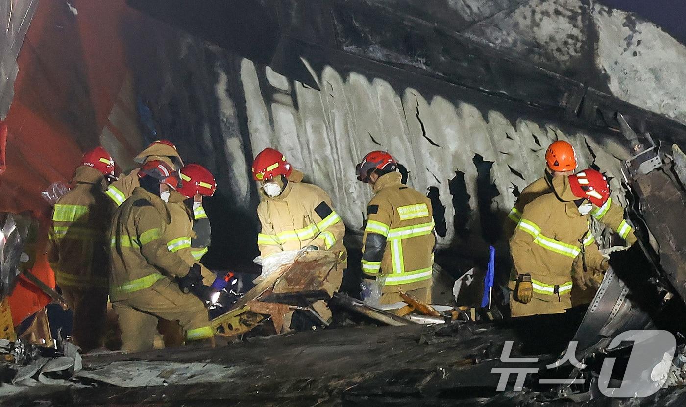 29일 오후 181명이 탑승한 제주항공 여객기가 추락한 전남 무안국제공항에서 소방대원들이 사고 수습 작업을 하는 모습. 2024.12.29/뉴스1 ⓒ News1 김성진 기자