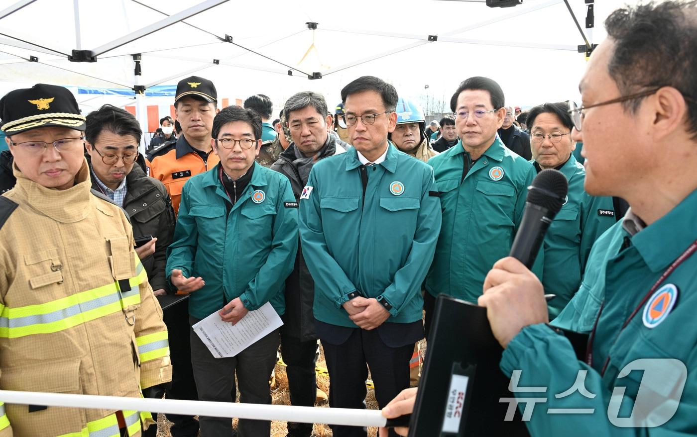 최상목 대통령 권한대행 부총리 겸 기획재정부 장관이 29일 전남 무안공항을 찾아 제주항공 여객기 사고에 대한 설명을 듣고 있다. &#40;기획재정부 제공&#41; 2024.12.29/뉴스1