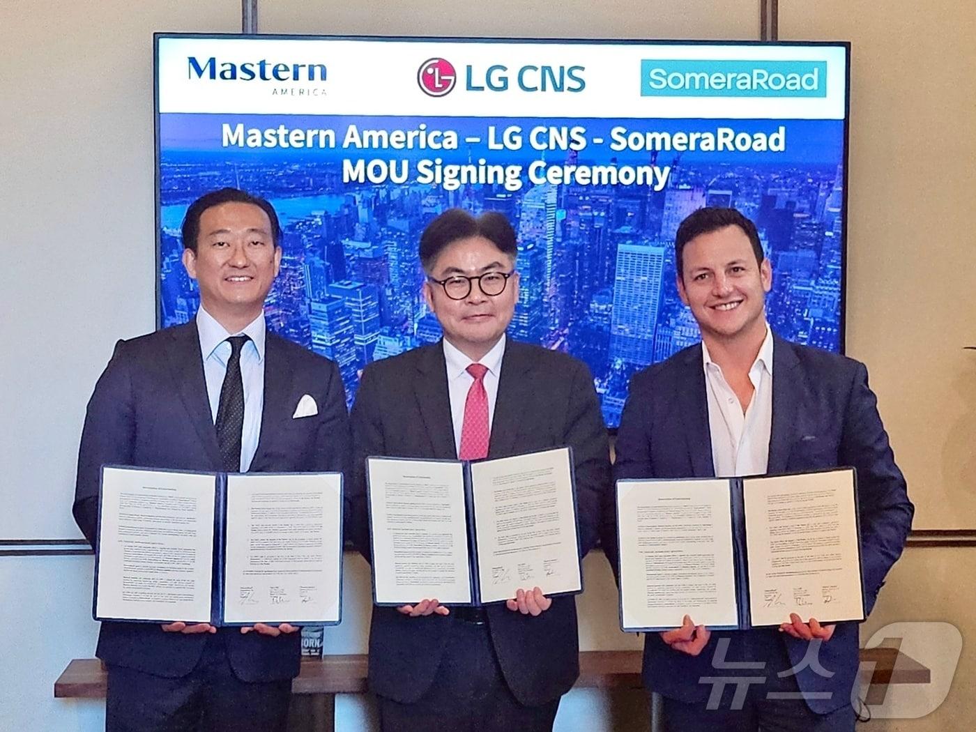 최문근 LG CNS 전무&#40;가운데&#41;, 이안 로스 소메라로드 CEO&#40;오른쪽&#41;, 오진석 마스턴아메리카 대표이사가 기념사진을 찍고 있다.&#40;LG CNS 제공&#41;