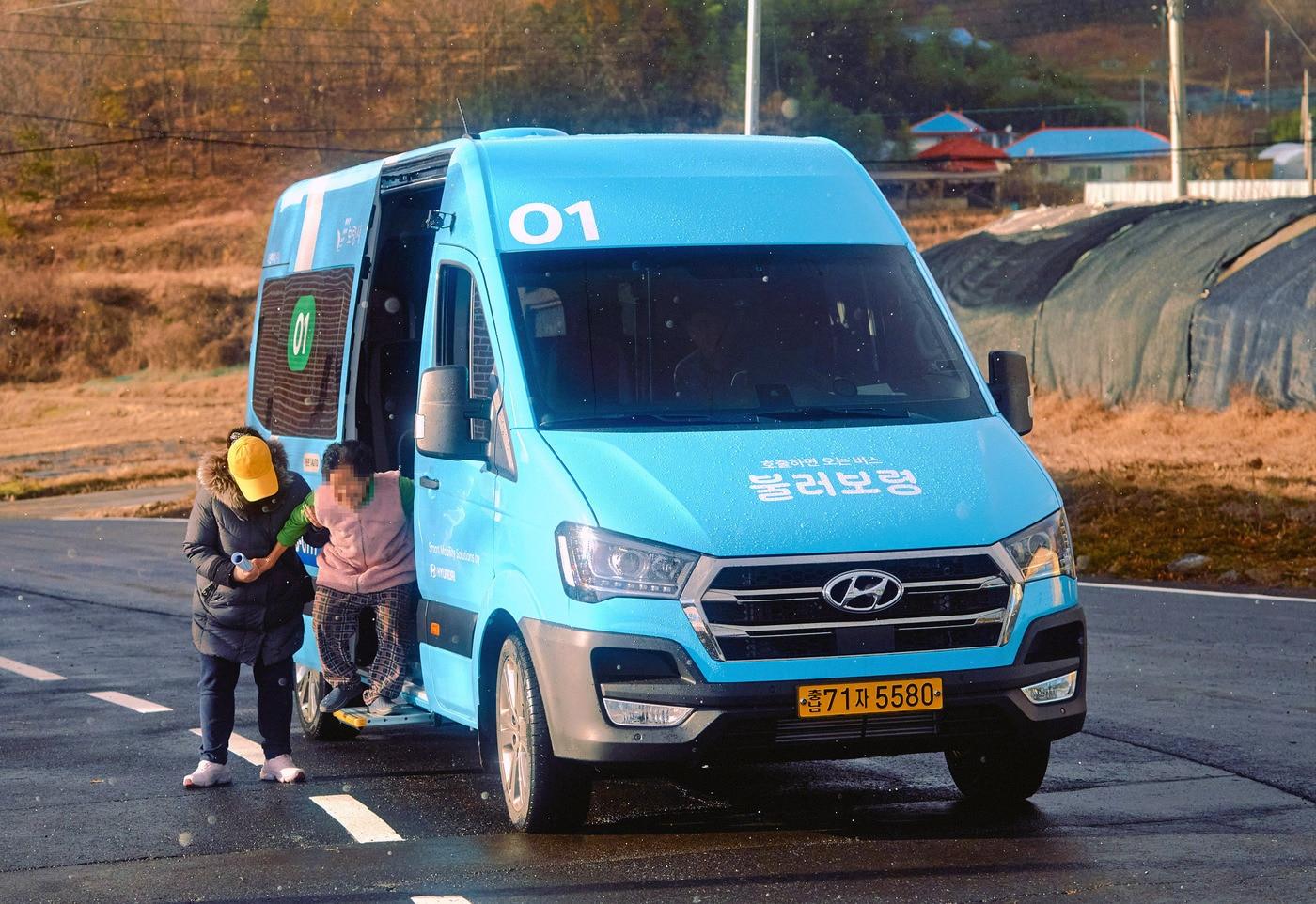 충남 보령에서 현대자동차의 수요 응답형 교통 서비스 &#39;셔클&#39;을 활용한 버스 &#39;불러보령&#39;이 3일 운행 중인 모습&#40;현대차 제공&#41;. 2024.12.03.