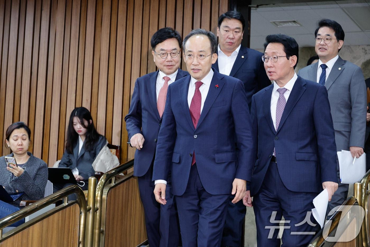 서범수 국민의힘 사무총장&#40;앞줄 왼쪽부터&#41;, 추경호 원내대표, 김상훈 정책위의장이 3일 오전 서울 여의도 국회에서 열린 원내대책회의에 입장하고 있다. 뒷줄 왼쪽은 정희용 비서실장, 배준영 원내수석부대표. 2024.12.3/뉴스1 ⓒ News1 안은나 기자