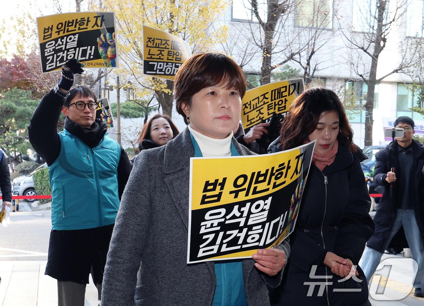 윤석열 대통령 퇴진 국민투표를 안내하고 참여를 독려한 혐의로 고발된 전희영 전국교직원노동조합&#40;전교조&#41; 위원장이 3일 오전 서울 마포구 서울경찰청 공공범죄수사대에서 소환 조사에 출석하고 있다. 2024.12.3/뉴스1 ⓒ News1 이동해 기자