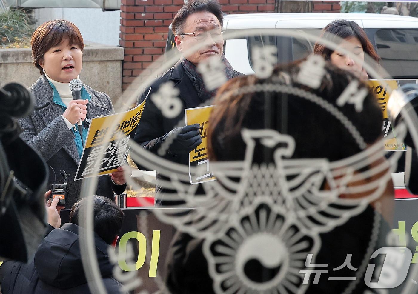 윤석열 대통령 퇴진 국민투표를 안내하고 참여를 독려한 혐의로 고발된 전희영 전국교직원노동조합&#40;전교조&#41; 위원장이 3일 오전 서울 마포구 서울경찰청 공공범죄수사대에서 소환 조사에 앞서 입장을 밝히고 있다. 2024.12.3/뉴스1 ⓒ News1 이동해 기자