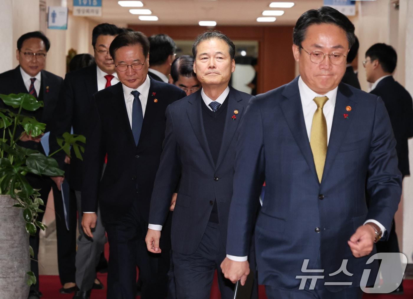 김영호 통일부 장관을 비롯한 국무위원들이 3일 서울 종로구 정부서울청사에서 세종청사와 화상으로 열린 국무회의에 참석하고 있다. 2024.12.3/뉴스1 ⓒ News1 허경 기자