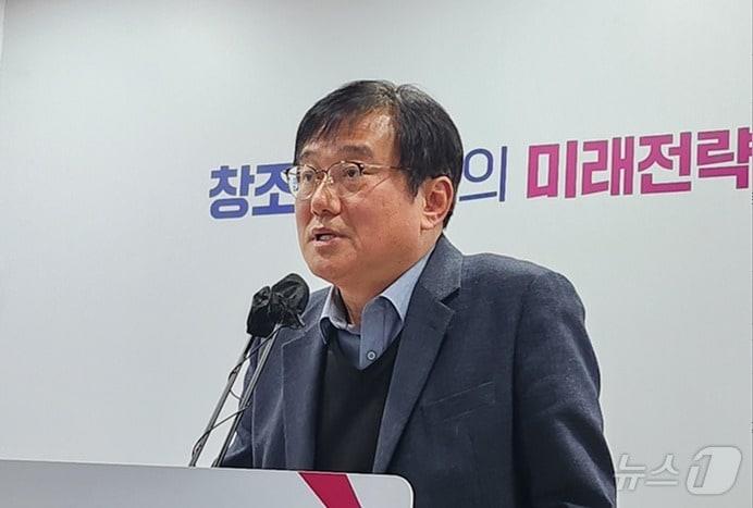 3일 오전 AI 발생과 관련해 브리핑하는 양완식 세종시 도농상생국장. ⓒ News1 장동열 기자