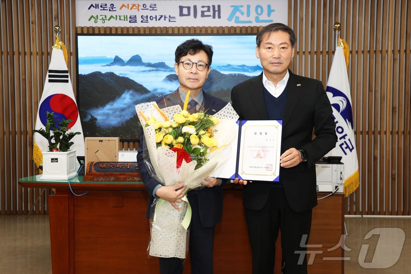 &#40;재&#41;진안홍삼연구소 제7대 연구소장으로 현동윤 농학박사&#40;왼쪽&#41;가 취임해 전춘성 군수&#40;오른쪽&#41;와 기념촬영을 하고 있다.&#40;진안군제공&#41;2024.12.3/뉴스1