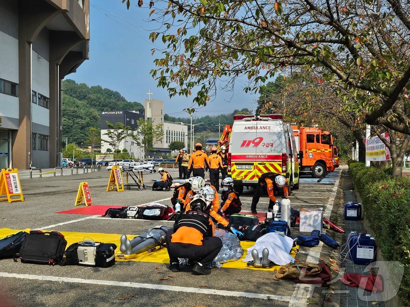 전북자치도소방본부가 지난 10월 11일 군산월명종합경기장에서 대규모 재난에 대비한 &#39;다수사상자 구급대응훈련&#39;을 실시하고 있다.&#40;전북소방 제공&#41; 2024.12.3/뉴스1