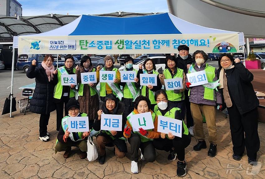 3일 대구 군위전통시장에서 열린 &#39;탄소중립 생활실천 캠페인&#39;에 참여한 군위NZ서포터즈. &#40;군위군 제공위