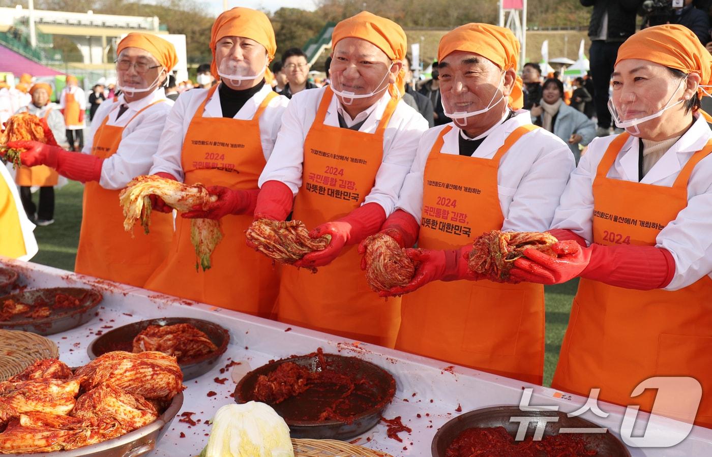 3일 울산시 남구 문수야구장에서 &#39;2024 국민통합 김장, 따뜻한 대한민국&#39; 행사가 열린 가운데 이상민 행정안전부 장관&#40;가운데&#41;을 비롯한 참석자들이 김치를 들어보이고 있다. . 2024.12.3/뉴스1 ⓒ News1 조민주 기자