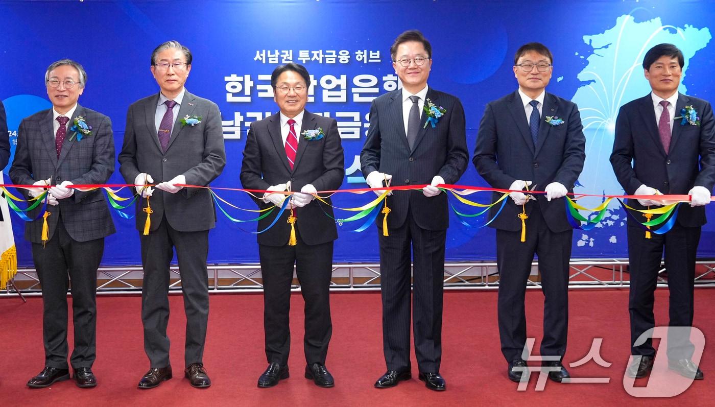 강기정 광주시장이 3일 오후 광산구 한국산업은행 호남지역본부에서 열린 &#39;KDB산업은행 서남권 투자금융센터 개소식&#39;에 참석해 강석훈 한국산업은행 회장 등 내빈들과 테이프 커팅을 하고 있다.&#40;광주시 제공&#41;2024.12.3/뉴스1 