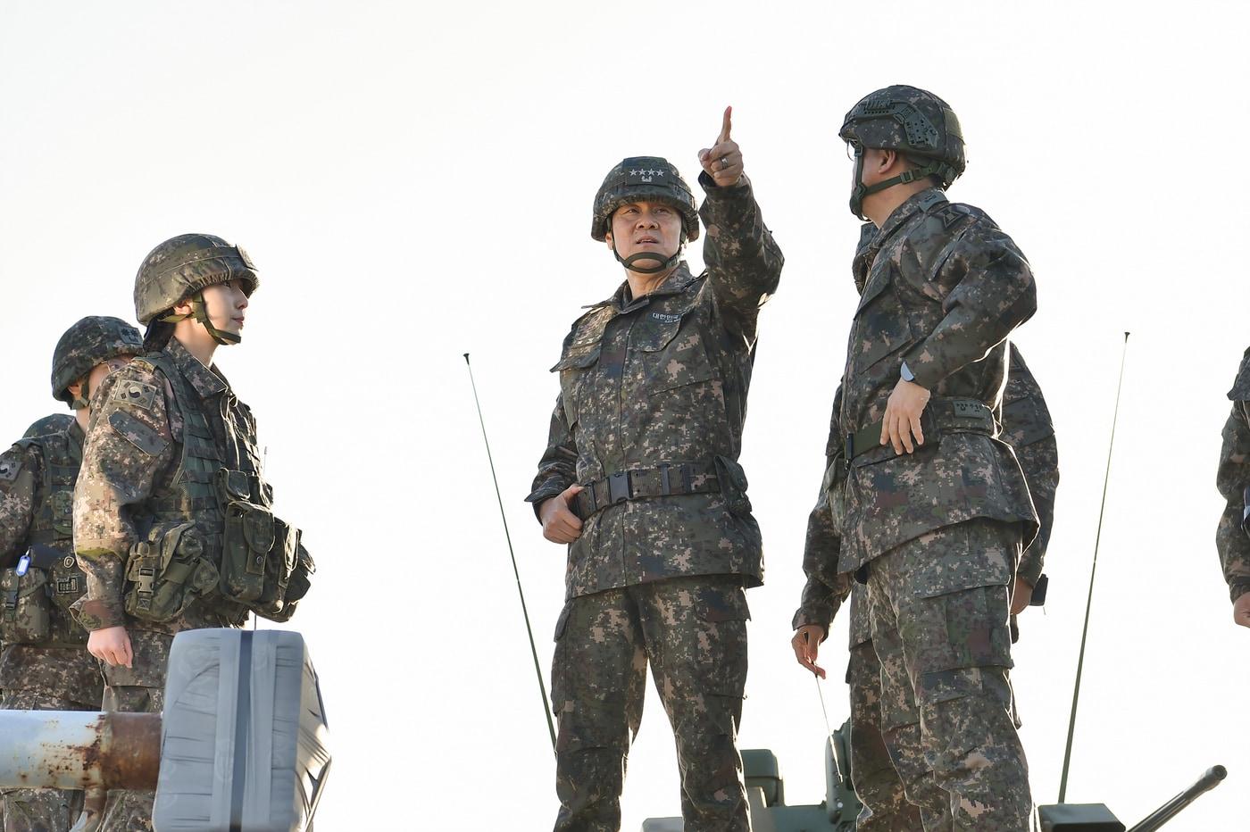 김명수 합참의장이 육군 1군단 예하 방공작전진지에서 방공작전태세를 점검하는 모습.&#40;합동참모본부 제공&#41;