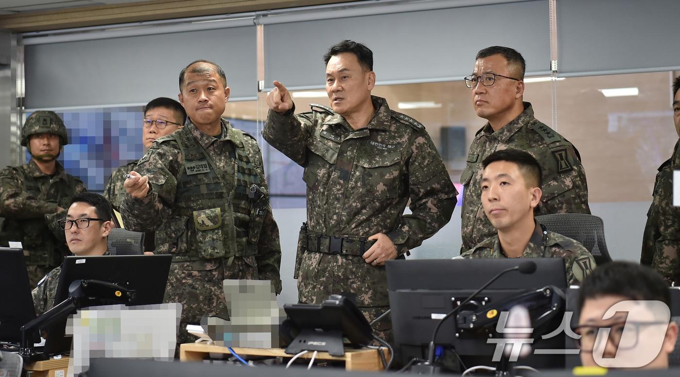 김명수 합동참모본부 의장이 3일 육군 1군단사령부에서 대비태세를 점검하고 있다. &#40;합참 제공&#41; 2024.12.3/뉴스1