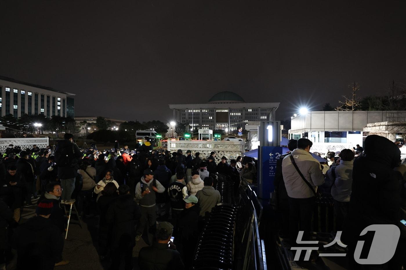 비상 계엄이 선포된 3일 밤 서울 여의도 국회 앞에 경찰 병력이 출입을 통제하고 있다. 2024.12.3/뉴스1 ⓒ News1 구윤성 기자