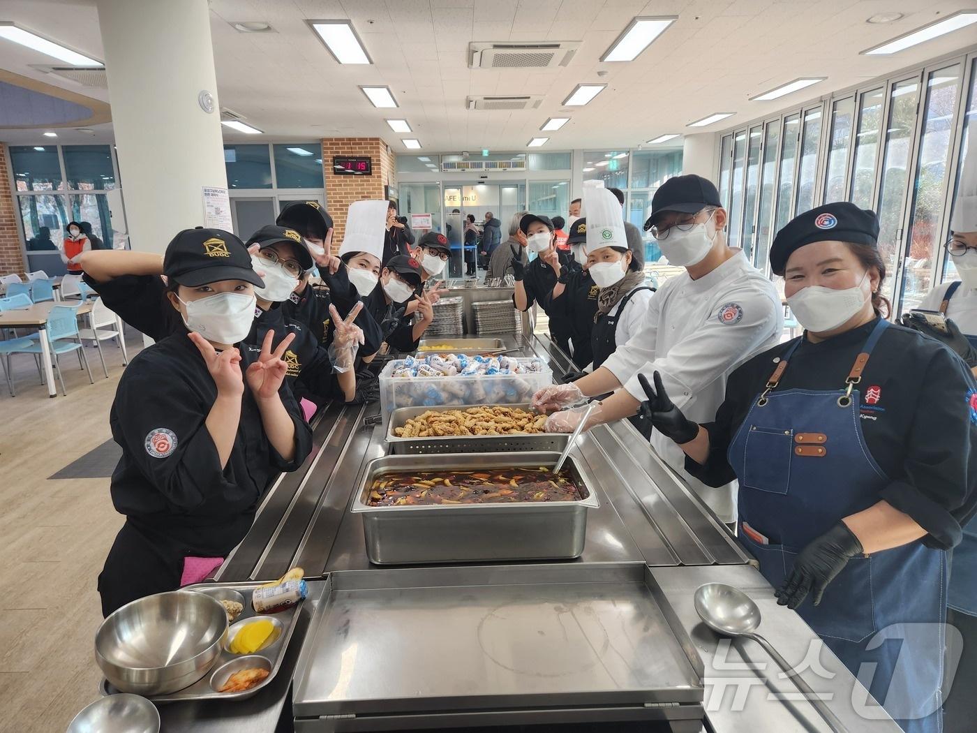 대덕대학교 학생 12명과 한국조리사협회가 자장면 500그릇을 만들어 지역민들에게 제공했다. &#40;대덕대 제공&#41;/뉴스1 