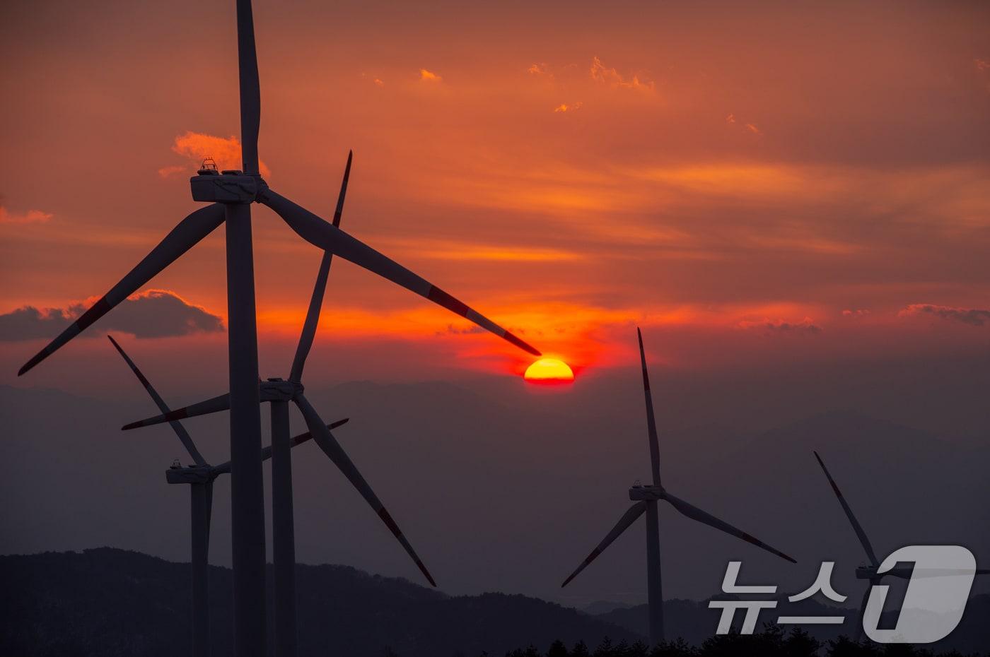 지난 29일 경남 거창군 남상면 감악산 별바람언덕 풍력단지 너머로 다사다난했던 2024년 갑진년&#40;甲辰年&#41; 한 해가 저물어가고 있다. &#40;거창군 제공&#41; 2024.12.30/뉴스1