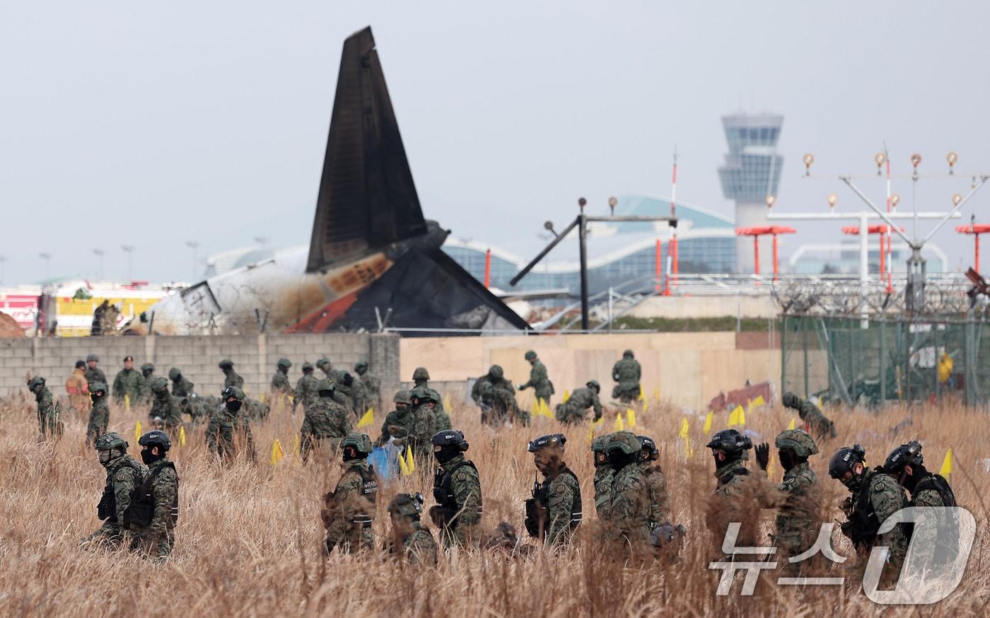 30일 오전 전남 무안국제공항에서 군인들이 전날 발생한 제주항공 여객기 충돌 폭발 사고 잔해를 수색하고 있다. 2024.12.30/뉴스1 ⓒ News1 김성진 기자