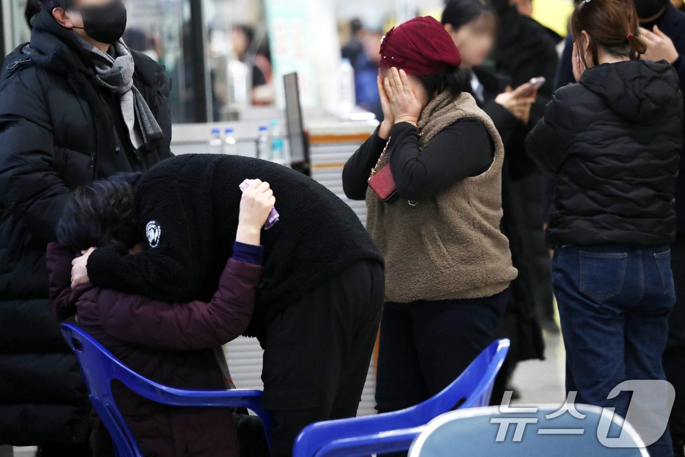 제주항공 여객기 충돌 폭발 사고 이튿날인 30일 오전 전남 무안국제공항 대합실에서 유가족들이 슬픔에 잠겨 있다. &#40;공동취재&#41; 2024.12.30/뉴스1 ⓒ News1 김성진 기자