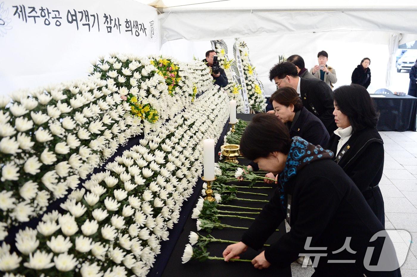 30일 오전 광주 동구 5·18민주광장에 설치된 제주항공 여객기 참사 희생자 합동분향소에 광주시의원들이 헌화하고 있다. 2024.12.30/뉴스1 ⓒ News1 이승현 기자