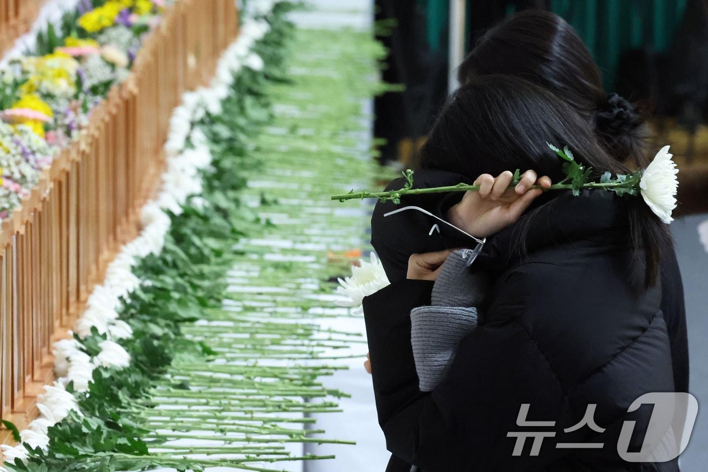 제주항공여객기참사 발생 이틀째인 30일 전남 무안 스포츠파크에 차려진 합동 분향소에서 한 시민이 조문하며 울고 있다. &#40;공동취재&#41; 2024.12.30/뉴스1 ⓒ News1 김민지 기자