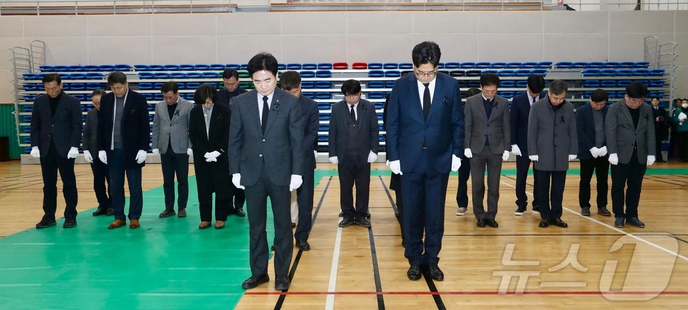 전남교육청 간부들이 30일 오전 청사 내 교육지원센터에 설치된 무안공항 여객기 참사  희생자 합동 분향소에서 희생자를 추모하는 묵념을 올리고 있다.&#40;전남교육청 제공&#41;/뉴스1 