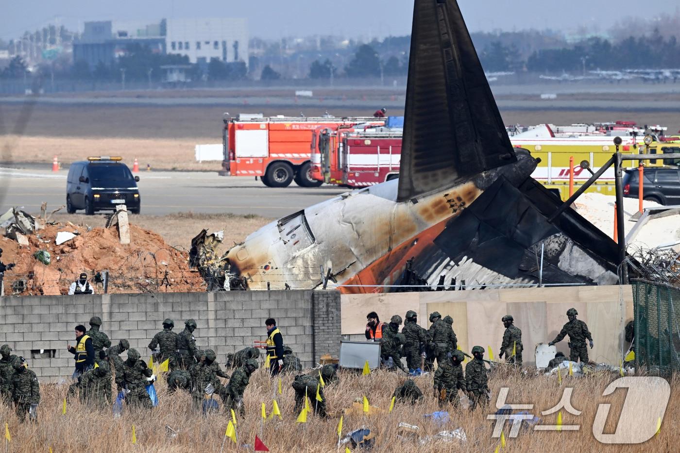 30일 오전 전남 무안국제공항에서 군인들이 전날 발생한 제주항공 여객기 충돌 폭발 사고 잔해를 수색하고 있다. &#40;공동취재&#41; 2024.12.30/뉴스1 ⓒ News1 김성진 기자