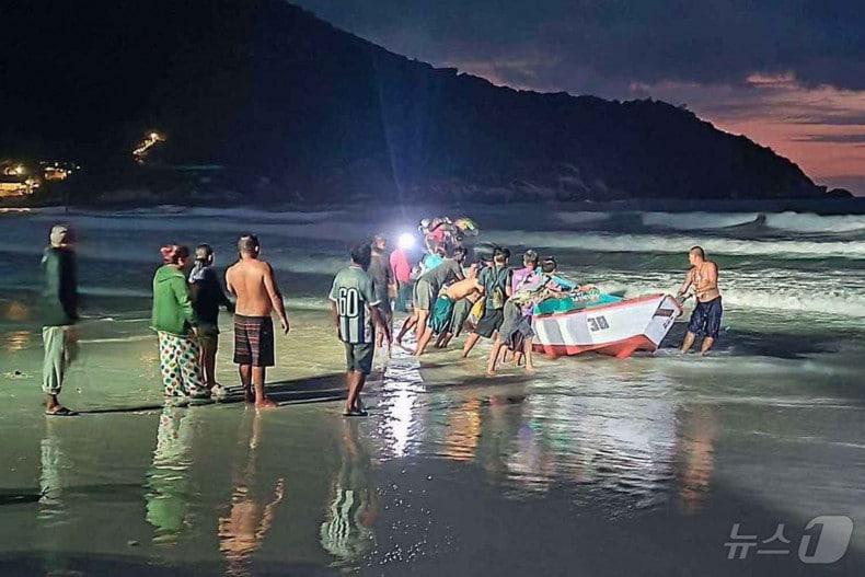 태국 관광지 팡안섬&#40;꼬팡안&#41;에서 롱테일보트가 전복되며 한국인 관광객 1명이 실종됐다.&#40;방콕포스트 갈무리&#41;.